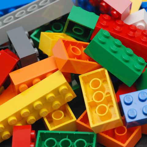 В якості обробки для сходів в одній з квартир Манхэттена використали 20000 блоків Lego